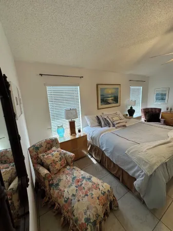 Charming 3 bd 2 ba villa in cool Bradenton. WiFi AC laundry lanai community pool Отели рядом с достопримечательностью «Запад Гейт»