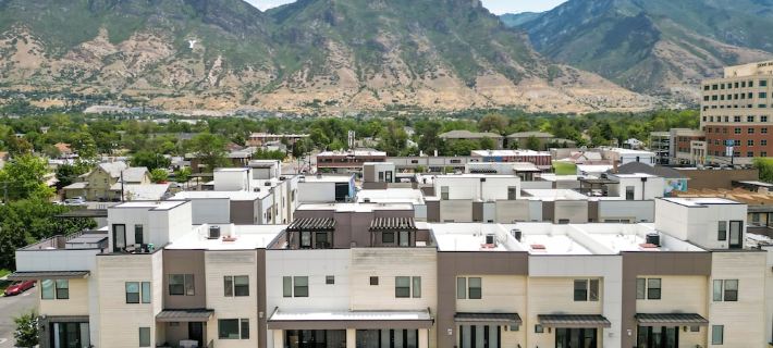 Superb 4-bedroom townhome in Provo with AC, WiFi Hotels in Provo