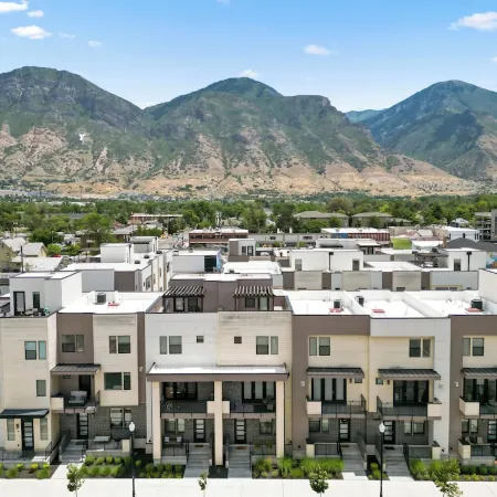 Superb 4-bedroom townhome in Provo with AC, WiFi