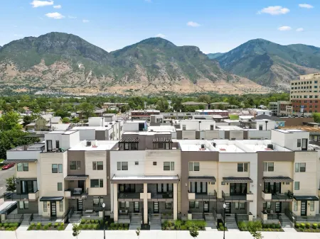 Superb 4-bedroom townhome in Provo with AC, WiFi Отели в г. Прово