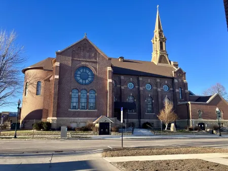 Downtown 2BR Apartment Отели в г. Маршалл