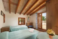 Beautiful very quiet villa with pool, large terraces and a large garden.