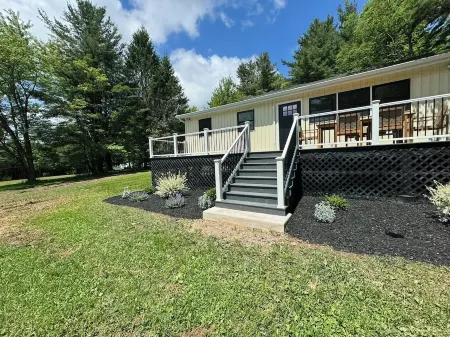 Lakefront Retreat, near All Star Village, in the Catskills Отели в г. Франклин
