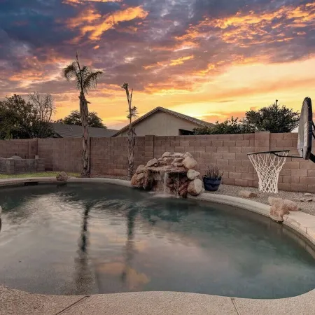 Gilbert Ranch Retreat & Non Heated Pool. Walk to Shops and Restaurants.