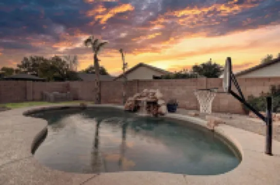 Gilbert Ranch Retreat & Non Heated Pool. Walk to Shops and Restaurants.