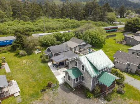 Easy Beach access, HOT TUB, kid & pet-friendly playroom. 3 Bedrooms, Sleeps 7-8