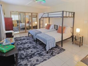 Casa Bay-Spacious Family Friendly 4 Bedroom Home with Ultimate Backyard Fun!