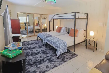 Casa Bay-Spacious Family Friendly 4 Bedroom Home with Ultimate Backyard Fun!