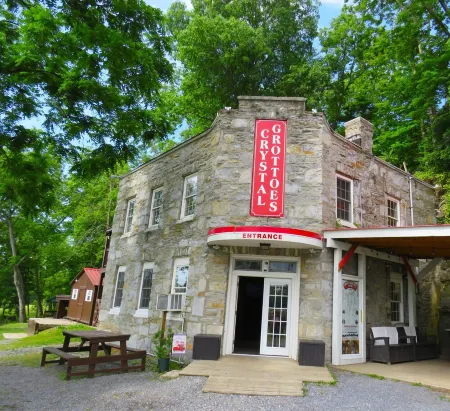 Wine Weekend Getaway: Steps to Winery & Battlefield w/ Mountain Views & Hot Tub!