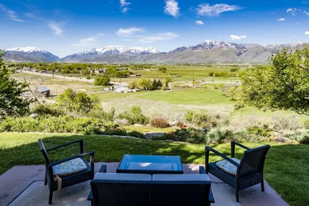 Luxury home with breathtaking  views, 15 min to Jordanelle Gondola Отели в г. Уошэтч Каунти