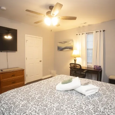 Spacious 3Br/2BA Home-Fast WiFi, Smart TVs,Free Netflix,Furnished Patio- Pets OK