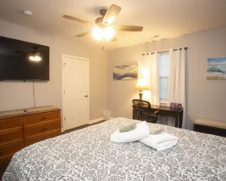 Spacious 3Br/2BA Home-Fast WiFi, Smart TVs,Free Netflix,Furnished Patio- Pets OK Hotels in Gilmer