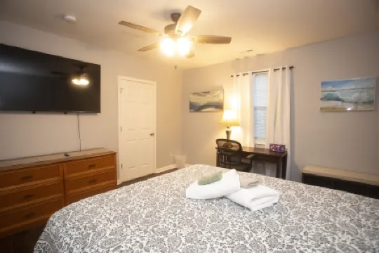 Spacious 3Br/2BA Home-Fast WiFi, Smart TVs,Free Netflix,Furnished Patio- Pets OK