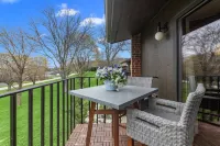 Stunning Waterfront views & cozy fireplace on the shores of Lake Como. King bed.