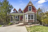 Bear Creek Lodge • Hot Tub! Community Pool! Pool Table! Rustic Lodge for Family!
