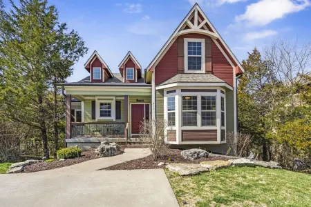 Bear Creek Lodge • Hot Tub! Community Pool! Pool Table! Rustic Lodge for Family!