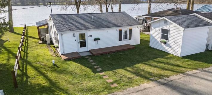 Quaint cozy cottage nestled on the quiet shores of Pigeon Lake in Howe Hoteles en Condado de LaGrange