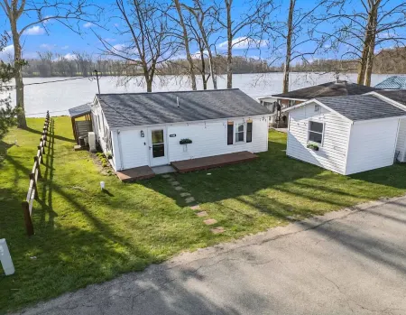 Quaint cozy cottage nestled on the quiet shores of Pigeon Lake in Howe