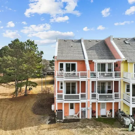 Sandy Paws Townhouse, Private Mini Water Park, Dog Friendly!