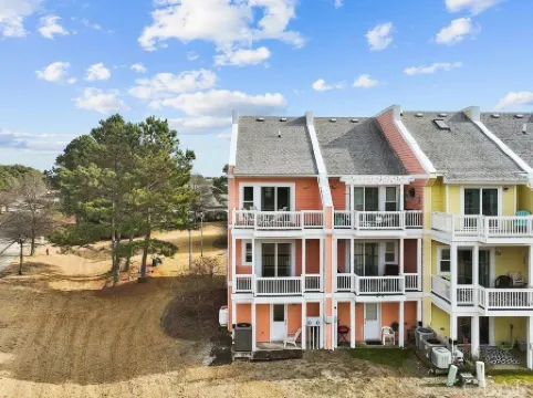 Sandy Paws Townhouse, Private Mini Water Park, Dog Friendly!