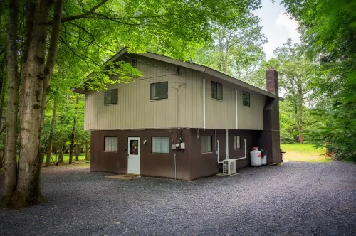 Inn Kognito 5  Vacation house hot tub, sauna, walking trails, game room fire pit