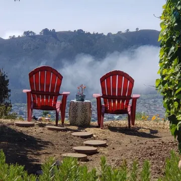 Cozy, modern 1-bedroom guest suite with backyard ocean view!