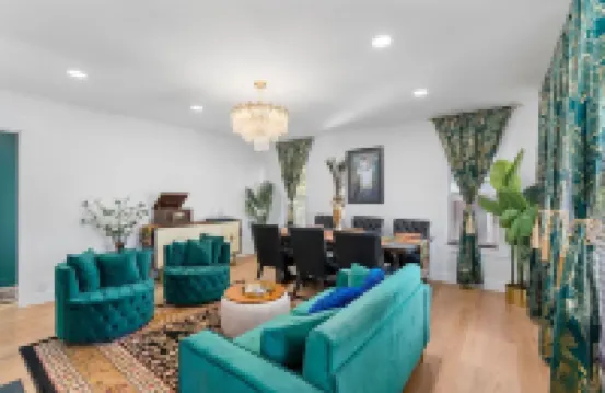 Art Deco Oasis: Pool, Hot Tub, 5 BDR, 3 BTH, 2 King Beds, Arcade, BBQ,  4 TV's