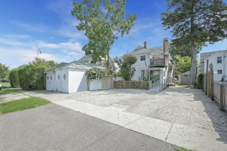 Beautifully renovated 2 Bedroom, 1st Floor apt -Greenport Village, Walk to town! Отели рядом с достопримечательностью «Peconic Cruise Line»