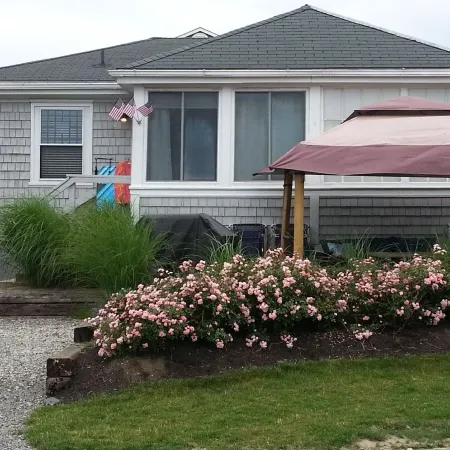 Easton's Beach House: Steps to the Beach, Plus AC! Prime Summer Weeks Available!