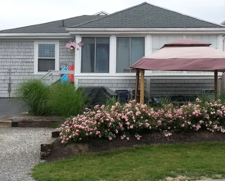 Easton's Beach House: Steps to the Beach, Plus AC! Prime Summer Weeks Available!