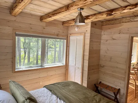 NEW custom cabin on private cove! Gateway to Acadia! 3 acres! Family friendly!