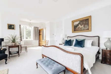 EXCLUSIVE HOUSE PRIVATE BEACH SEA FRONT SLEEPS 13 AMAZING VIEWS Отели в г. Менай Бридж