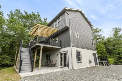 On the Lake! Amenity Filled Community, Indoor & Outdoor Pool, Kayaks!