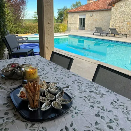 Typical house with dovecote, swimming pool, summer kitchen, close to vineyards