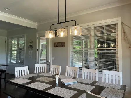 LAKEVIEW GETAWAY adjacent to Floating Mill Park