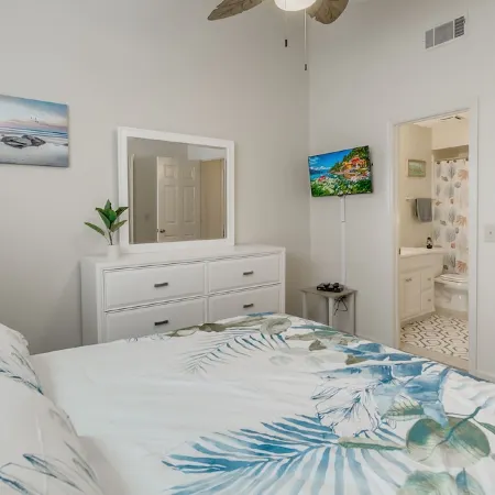 Newly Updated 2 Bed/1.5 Bath Townhome-3 Minute Walk to Beach-Best Deal Around!!