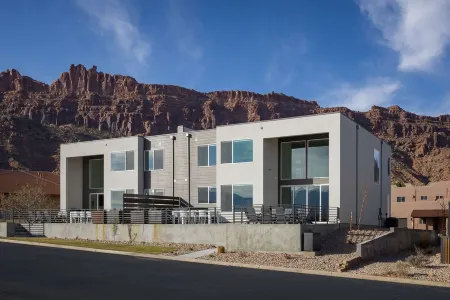 Stunning New 4 bedroom home minutes to Arches