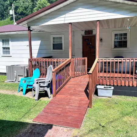Cute Little Whole House For Rent<br>Franklin’s Lodge