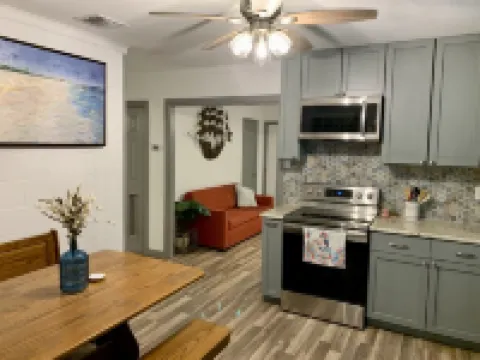Cute little house within walking distance to food and the beach