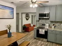 Cute little house within walking distance to food and the beach