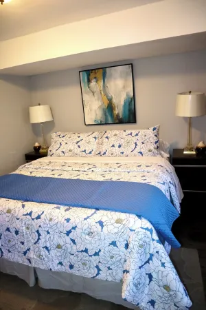 Mediterranean riverfront WiFi, AC in downtown DAYTON & 3 min to UD AMAZING ❤️