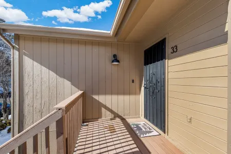 Cozy Retreat in Pines Mins/Downtown!