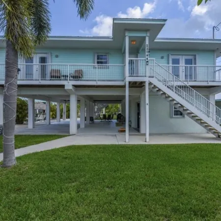 Pool, tiki hut, easy ocean access canal, dock, prime location 30m to Key West