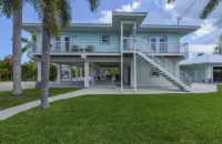 Pool, tiki hut, easy ocean access canal, dock, prime location 30m to Key West - WiFi