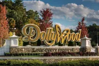 Romantic Hot Tub Cabin-King Bed • Private Porch • 10 Min Dollywood