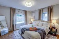 King Bed-Hot Tub-Arcade! Perfect for couples and families. Close to I-71. Hotels in Oldham County