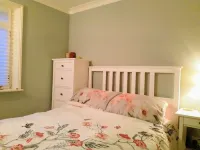Lovely 2-bedroom heathside flat in great location