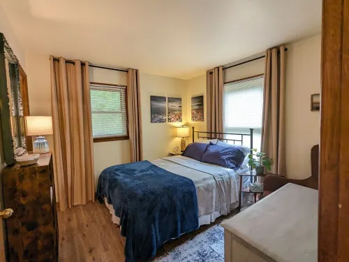 Sunrise Cottage on Lake Gaston is great for families and fishermen alike! Hotels in Mecklenburg County