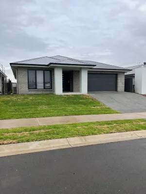 11 minutes from the Hunter Valley Wineries.  Family sized new home!
