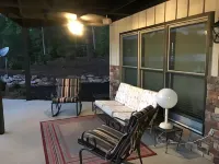 Fisherman paradise on private lake 5 minutes from Helen